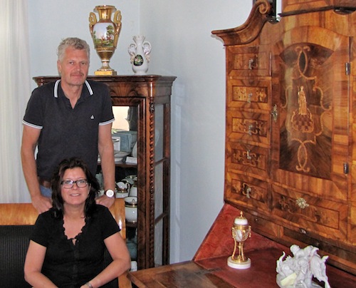 Familie Rieckhoff in ihrem Antiquitätenhaus in Neustrelitz